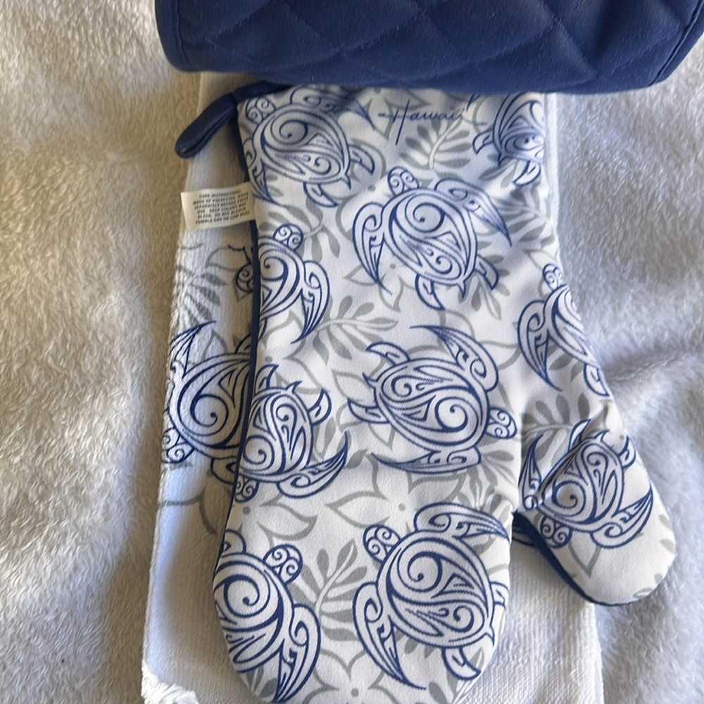 Hawaiian Blue White Pot Holder, Oven Mitt & Towel w/2 matching shot glasses - Picture 4 of 6